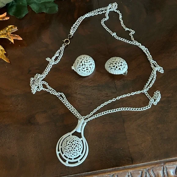 Vintage White Enamel Chain Pendant Necklace & Earrings - Picture 3 of 8